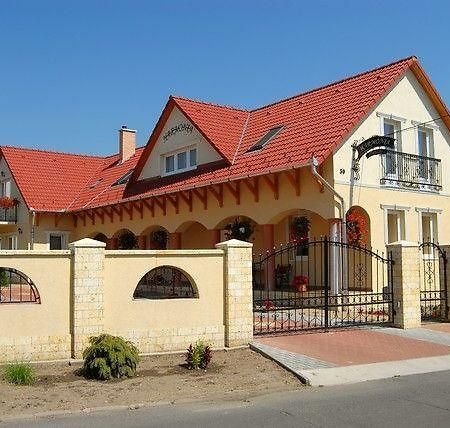 Hotel Harmonia Panzio Sárospatak Exterior foto