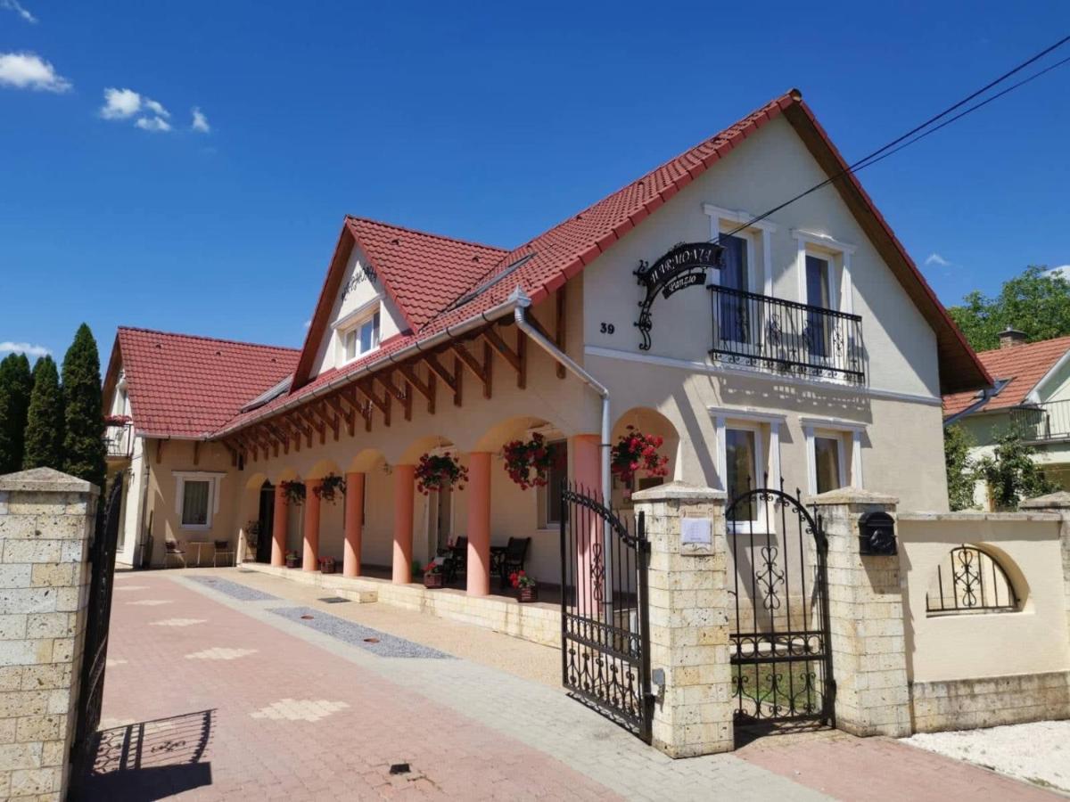 Hotel Harmonia Panzio Sárospatak Exterior foto